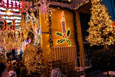 Atina, Yunanistan - 22 Kasım 2021 Coronavirus salgını sırasında Atina sokaklarında geleneksel Noel süslemeleri yapmak, maske takmak zorunlu değil