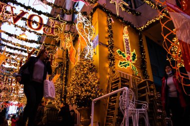 Atina, Yunanistan - 22 Kasım 2021 Coronavirus salgını sırasında Atina sokaklarında geleneksel Noel süslemeleri yapmak, maske takmak zorunlu değil