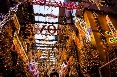 Atina, Yunanistan - 22 Kasım 2021 Coronavirus salgını sırasında Atina sokaklarında geleneksel Noel süslemeleri yapmak, maske takmak zorunlu değil