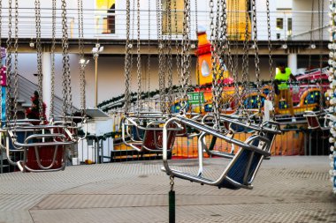 Limasol, Kıbrıs - 25 Kasım 2021 Şenlikli Noel eğlence parkı, süslü süslemeler, gençler ve yaşlılar için en modern oyunlar ve Limasol 'daki Eski Liman bölgesinde düzinelerce eğlence etkinlikleri