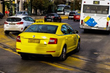 Atina, Yunanistan - 26 Kasım 2021 Coronavirus salgını sırasında Atina sokaklarında araba kullanan insanlar, bu tür taşımacılığı kirlenmemek için tercih ediyor, maske takmak zorunludur