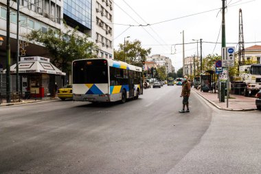 Atina, Yunanistan - Koronavirüs salgını sırasında Atina sokaklarından geçen 26 Kasım 2021 otobüsü, maske takmak zorunludur