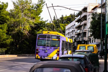 Atina, Yunanistan - Koronavirüs salgını sırasında Atina sokaklarından geçen 26 Kasım 2021 otobüsü, maske takmak zorunludur