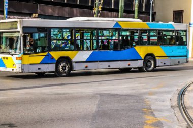 Atina, Yunanistan - Koronavirüs salgını sırasında Atina sokaklarından geçen 26 Kasım 2021 otobüsü, maske takmak zorunludur