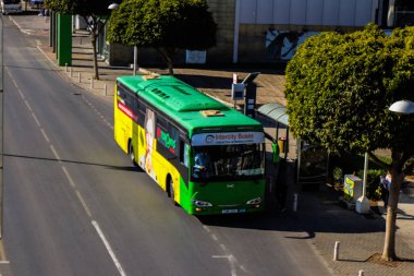 Limasol, Kıbrıs - 26 Kasım 2021 'de Kıbrıs Rum Kesimi' nde meydana gelen koronavirüs salgını sırasında Limasol sokaklarında maske takmak zorunludur