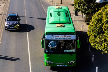 Limasol, Kıbrıs - 26 Kasım 2021 'de Kıbrıs Rum Kesimi' nde meydana gelen koronavirüs salgını sırasında Limasol sokaklarında maske takmak zorunludur