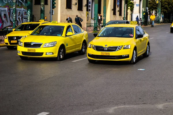 그리스 아테네 2021 코로나 바이러스가 유행하는 아테네의 거리에서 택시를 다니는 — 스톡 사진