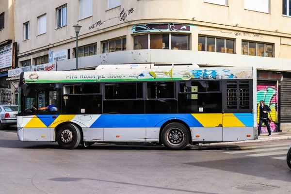 Aten Grekland November 2021 Buss Som Kör Genom Gatorna Aten — Stockfoto