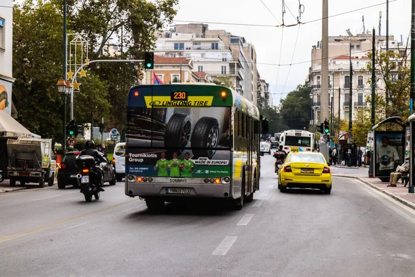 Atina, Yunanistan - Koronavirüs salgını sırasında Atina sokaklarından geçen 26 Kasım 2021 otobüsü, maske takmak zorunludur