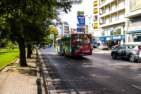 ギリシャのアテネ 2021年11月26日ギリシャを襲うコロナウイルスの発生の間 アテネの通りを走るバスは マスクを着用することが義務付けられています — ストック写真