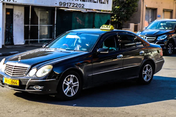 Limasol, Kıbrıs - 26 Kasım 2021 'de Kıbrıs Rum Kesimi' nde meydana gelen koronavirüs salgını sırasında Kıbrıs Rum Kesimi sokaklarında maske takmak zorunludur