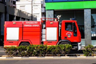 Limasol, Kıbrıs - 26 Kasım 2021 Coronavirus salgını sırasında Limasol sokaklarında yuvarlanan itfaiye aracı, maske takmak zorunludur