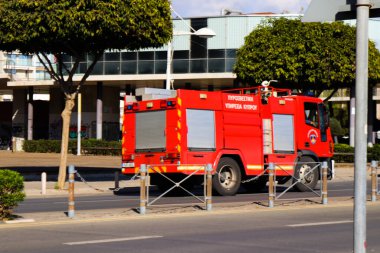 Limasol, Kıbrıs - 26 Kasım 2021 Coronavirus salgını sırasında Limasol sokaklarında yuvarlanan itfaiye aracı, maske takmak zorunludur