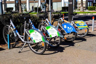 Limasol, Kıbrıs - 26 Kasım 2021 'de Kıbrıs Rum Kesimi' nde meydana gelen koronavirüs salgını sırasında Limasol sokaklarında park halindeki bisikletleri kiralamak zorunludur.