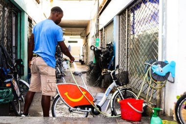 Limasol, Kıbrıs - 26 Kasım 2021 'de Kıbrıs Rum Kesimi' nde meydana gelen koronavirüs salgını sırasında Limasol sokaklarında park halindeki bisikletleri kiralamak zorunludur.