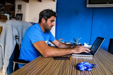 Limasol, Kıbrıs - 26 Kasım 2021 'de Kıbrıs Rum Kesimi' nde meydana gelen koronavirüs salgını sırasında Limasol sokaklarında park halindeki bisikletleri kiralamak zorunludur.