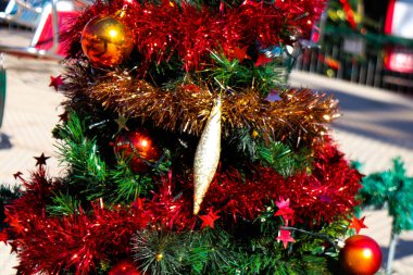 Limasol, Kıbrıs - 26 Kasım 2021 Şenlikli Noel eğlence parkı, süslü süslemeler, gençler ve yaşlılar için en modern oyunlar ve Limasol 'daki Eski Liman bölgesinde düzinelerce eğlence etkinlikleri