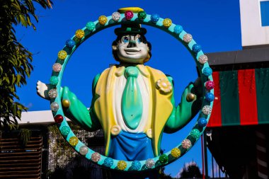 Limasol, Kıbrıs - 26 Kasım 2021 Şenlikli Noel eğlence parkı, süslü süslemeler, gençler ve yaşlılar için en modern oyunlar ve Limasol 'daki Eski Liman bölgesinde düzinelerce eğlence etkinlikleri