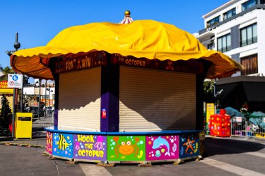 Limasol, Kıbrıs - 26 Kasım 2021 Şenlikli Noel eğlence parkı, süslü süslemeler, gençler ve yaşlılar için en modern oyunlar ve Limasol 'daki Eski Liman bölgesinde düzinelerce eğlence etkinlikleri