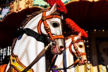 Limasol, Kıbrıs - 26 Kasım 2021 Şenlikli Noel eğlence parkı, süslü süslemeler, gençler ve yaşlılar için en modern oyunlar ve Limasol 'daki Eski Liman bölgesinde düzinelerce eğlence etkinlikleri