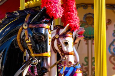 Limasol, Kıbrıs - 26 Kasım 2021 Şenlikli Noel eğlence parkı, süslü süslemeler, gençler ve yaşlılar için en modern oyunlar ve Limasol 'daki Eski Liman bölgesinde düzinelerce eğlence etkinlikleri