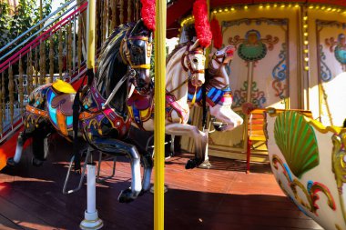 Limasol, Kıbrıs - 26 Kasım 2021 Şenlikli Noel eğlence parkı, süslü süslemeler, gençler ve yaşlılar için en modern oyunlar ve Limasol 'daki Eski Liman bölgesinde düzinelerce eğlence etkinlikleri