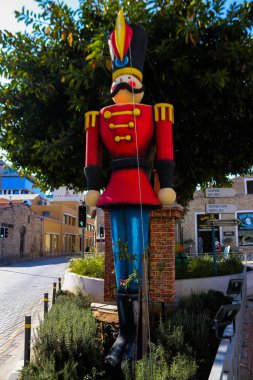 Limasol, Kıbrıs - 26 Kasım 2021 Şenlikli Noel eğlence parkı, süslü süslemeler, gençler ve yaşlılar için en modern oyunlar ve Limasol 'daki Eski Liman bölgesinde düzinelerce eğlence etkinlikleri