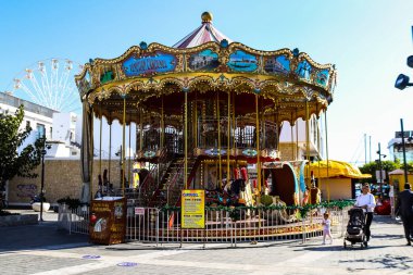 Limasol, Kıbrıs - 26 Kasım 2021 Şenlikli Noel eğlence parkı, süslü süslemeler, gençler ve yaşlılar için en modern oyunlar ve Limasol 'daki Eski Liman bölgesinde düzinelerce eğlence etkinlikleri