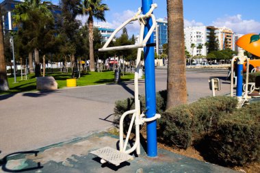 Limasol, Kıbrıs - 26 Kasım 2021 'de Limasol kentinde Coronavirus salgını nedeniyle kamu spor tesislerine maske takmamak zorunludur.