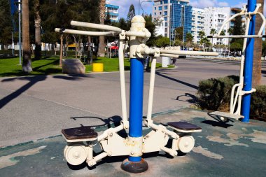 Limasol, Kıbrıs - 26 Kasım 2021 'de Limasol kentinde Coronavirus salgını nedeniyle kamu spor tesislerine maske takmamak zorunludur.