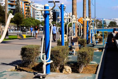 Limasol, Kıbrıs - 26 Kasım 2021 'de Limasol kentinde Coronavirus salgını nedeniyle kamu spor tesislerine maske takmamak zorunludur.