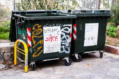 Limasol, Kıbrıs - 26 Kasım 2021 Kıbrıs adasındaki Limasol sokaklarında çöp konteynırı