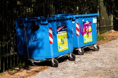 Limasol, Kıbrıs - 26 Kasım 2021 Kıbrıs adasındaki Limasol sokaklarında çöp konteynırı