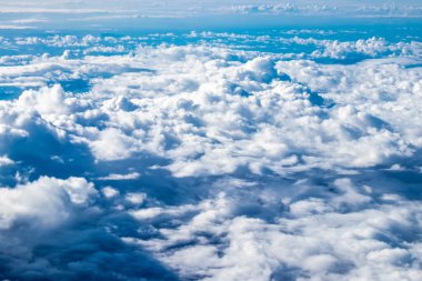 Akdeniz - 24 Kasım 2021 Bulutlu gökyüzü Akdeniz üzerinden Yunanistan ile Kıbrıs arasındaki bir uçaktan 10.000 feet yüksekte