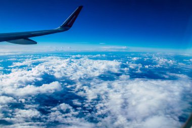 Akdeniz - 24 Kasım 2021 Bulutlu gökyüzü Akdeniz üzerinden Yunanistan ile Kıbrıs arasındaki bir uçaktan 10.000 feet yüksekte