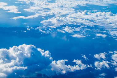 Akdeniz - 24 Kasım 2021 Bulutlu gökyüzü Akdeniz üzerinden Yunanistan ile Kıbrıs arasındaki bir uçaktan 10.000 feet yüksekte