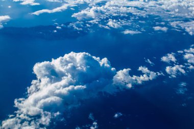 Akdeniz - 24 Kasım 2021 Bulutlu gökyüzü Akdeniz üzerinden Yunanistan ile Kıbrıs arasındaki bir uçaktan 10.000 feet yüksekte