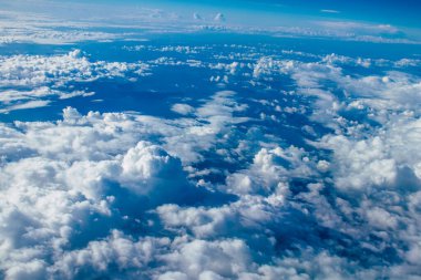 Akdeniz - 24 Kasım 2021 Bulutlu gökyüzü Akdeniz üzerinden Yunanistan ile Kıbrıs arasındaki bir uçaktan 10.000 feet yüksekte