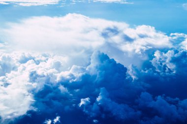 Akdeniz - 24 Kasım 2021 Bulutlu gökyüzü Akdeniz üzerinden Yunanistan ile Kıbrıs arasındaki bir uçaktan 10.000 feet yüksekte