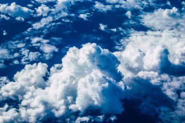 Akdeniz - 24 Kasım 2021 Bulutlu gökyüzü Akdeniz üzerinden Yunanistan ile Kıbrıs arasındaki bir uçaktan 10.000 feet yüksekte