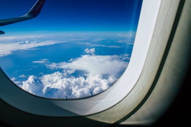 Akdeniz - 24 Kasım 2021 Bulutlu gökyüzü Akdeniz üzerinden Yunanistan ile Kıbrıs arasındaki bir uçaktan 10.000 feet yüksekte