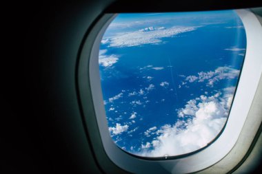 Akdeniz - 24 Kasım 2021 Bulutlu gökyüzü Akdeniz üzerinden Yunanistan ile Kıbrıs arasındaki bir uçaktan 10.000 feet yüksekte