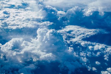 Akdeniz - 24 Kasım 2021 Bulutlu gökyüzü Akdeniz üzerinden Yunanistan ile Kıbrıs arasındaki bir uçaktan 10.000 feet yüksekte