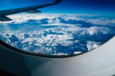 Akdeniz - 24 Kasım 2021 Bulutlu gökyüzü Akdeniz üzerinden Yunanistan ile Kıbrıs arasındaki bir uçaktan 10.000 feet yüksekte