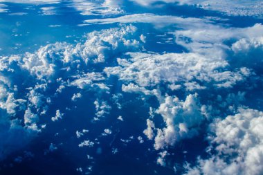 Akdeniz - 24 Kasım 2021 Bulutlu gökyüzü Akdeniz üzerinden Yunanistan ile Kıbrıs arasındaki bir uçaktan 10.000 feet yüksekte