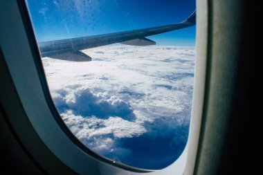 Akdeniz - 24 Kasım 2021 Bulutlu gökyüzü Akdeniz üzerinden Yunanistan ile Kıbrıs arasındaki bir uçaktan 10.000 feet yüksekte