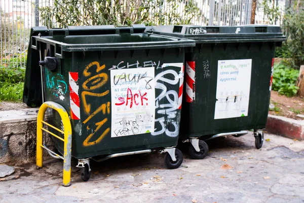 Limasol, Kıbrıs - 26 Kasım 2021 Kıbrıs adasındaki Limasol sokaklarında çöp konteynırı