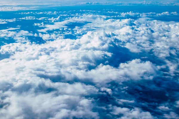 Akdeniz - 24 Kasım 2021 Bulutlu gökyüzü Akdeniz üzerinden Yunanistan ile Kıbrıs arasındaki bir uçaktan 10.000 feet yüksekte