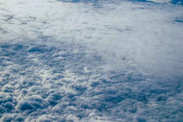 Akdeniz - 24 Kasım 2021 Bulutlu gökyüzü Akdeniz üzerinden Yunanistan ile Kıbrıs arasındaki bir uçaktan 10.000 feet yüksekte