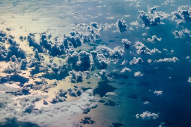 Akdeniz - 24 Kasım 2021 Bulutlu gökyüzü Akdeniz üzerinden Yunanistan ile Kıbrıs arasındaki bir uçaktan 10.000 feet yüksekte